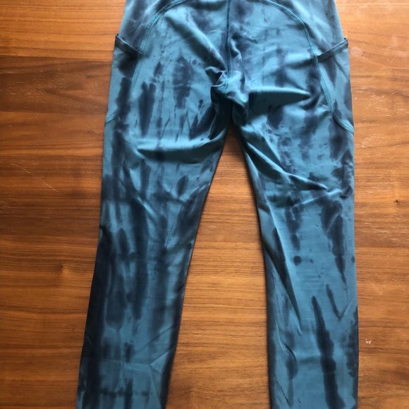 Lululemon Invigorate High-Rise Crop 23"- Size 6 - Picture 2 of 3